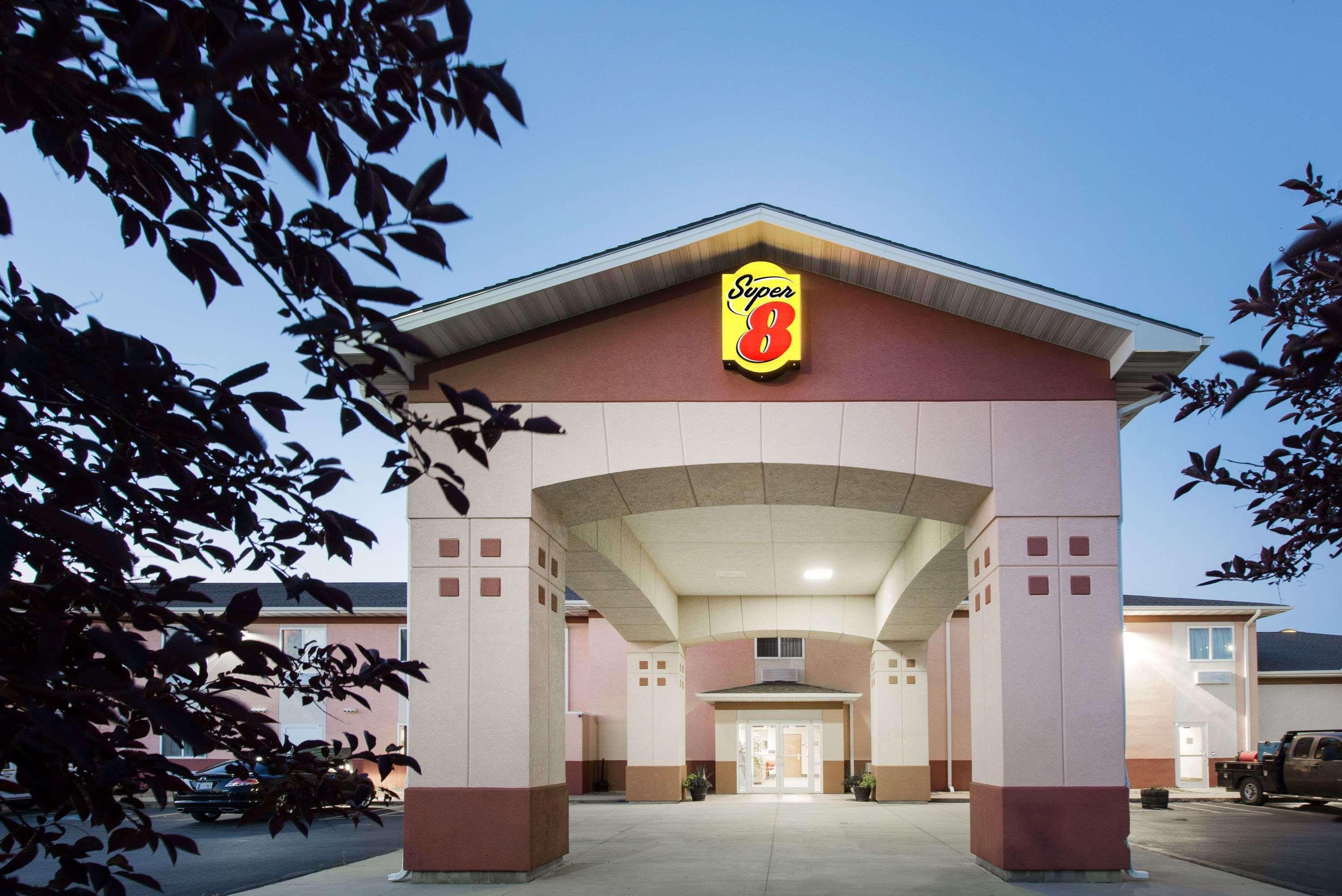 Super 8 By Wyndham Iola Ks Hotel Exterior foto