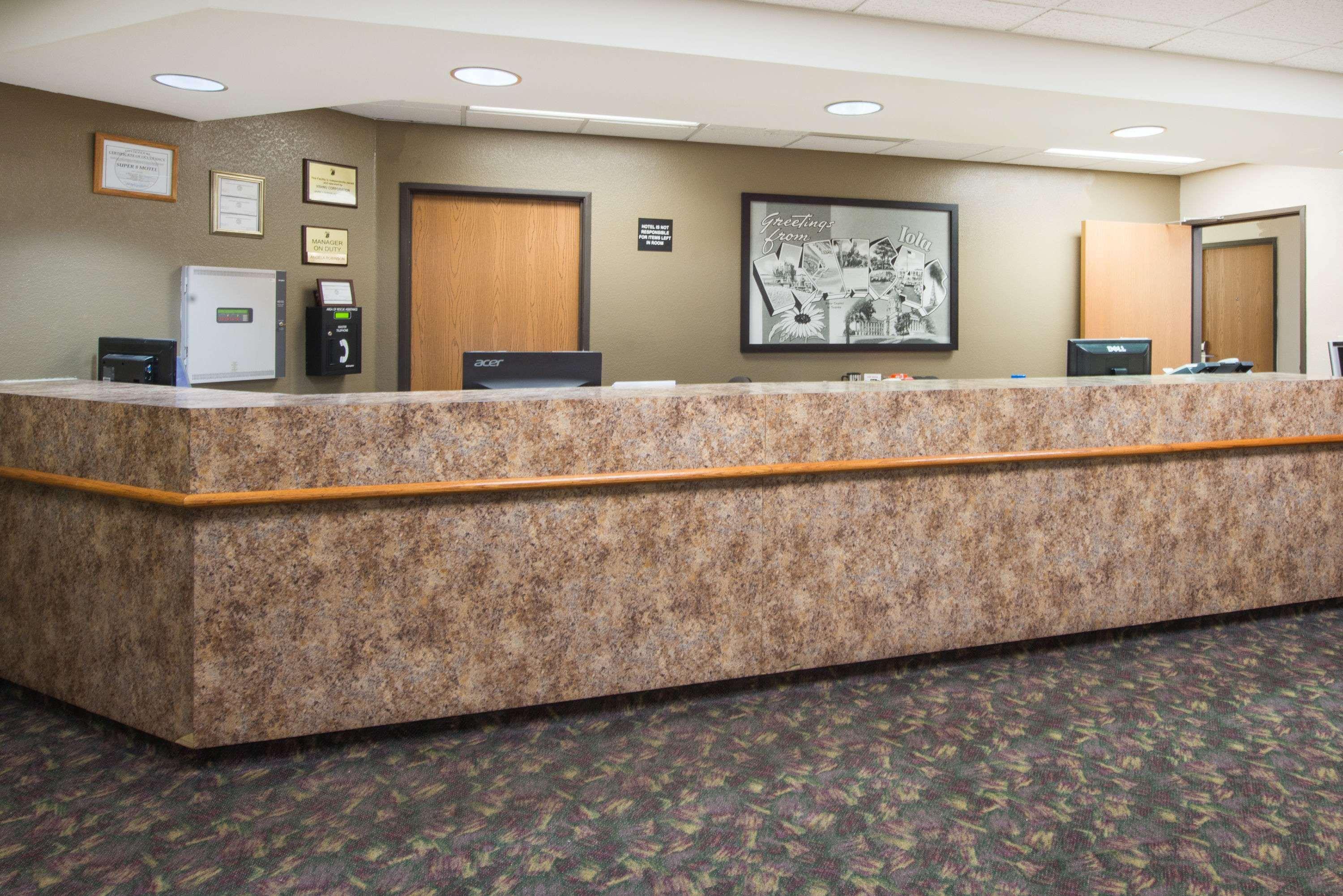 Super 8 By Wyndham Iola Ks Hotel Exterior foto