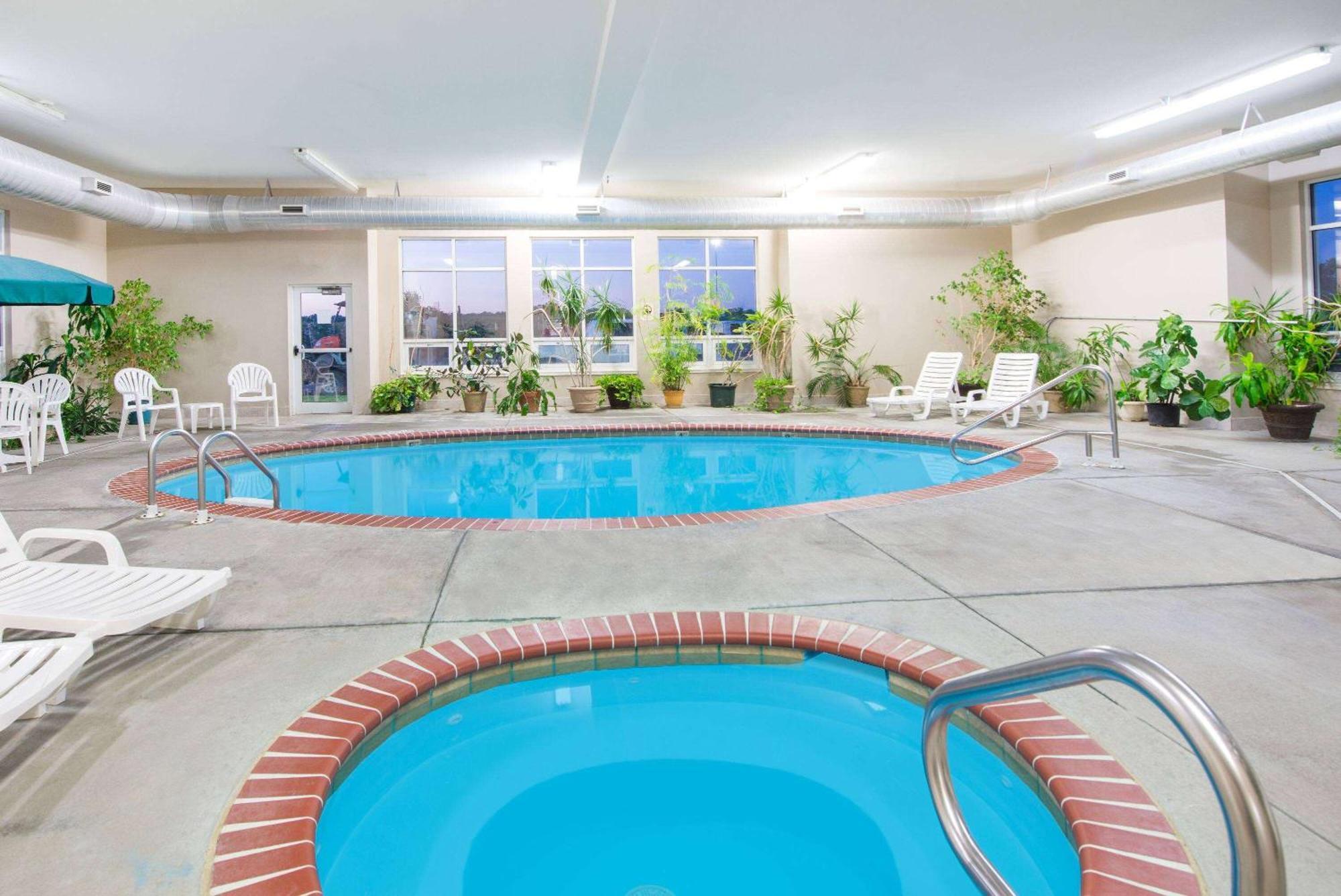Super 8 By Wyndham Iola Ks Hotel Exterior foto