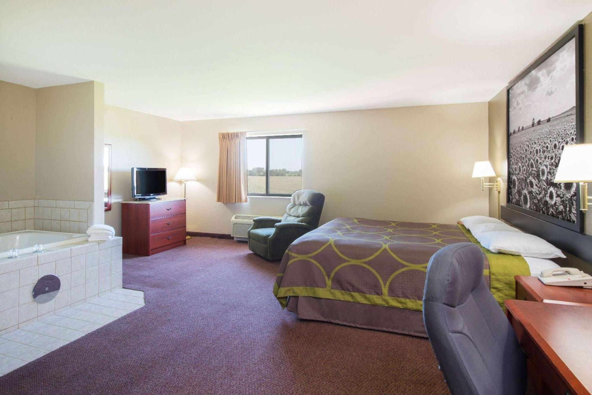 Super 8 By Wyndham Iola Ks Hotel Exterior foto
