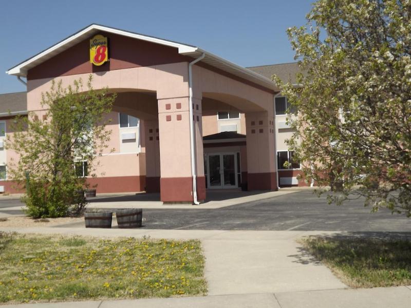 Super 8 By Wyndham Iola Ks Hotel Exterior foto