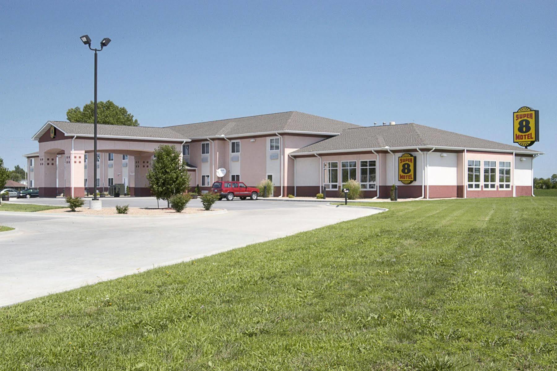 Super 8 By Wyndham Iola Ks Hotel Exterior foto