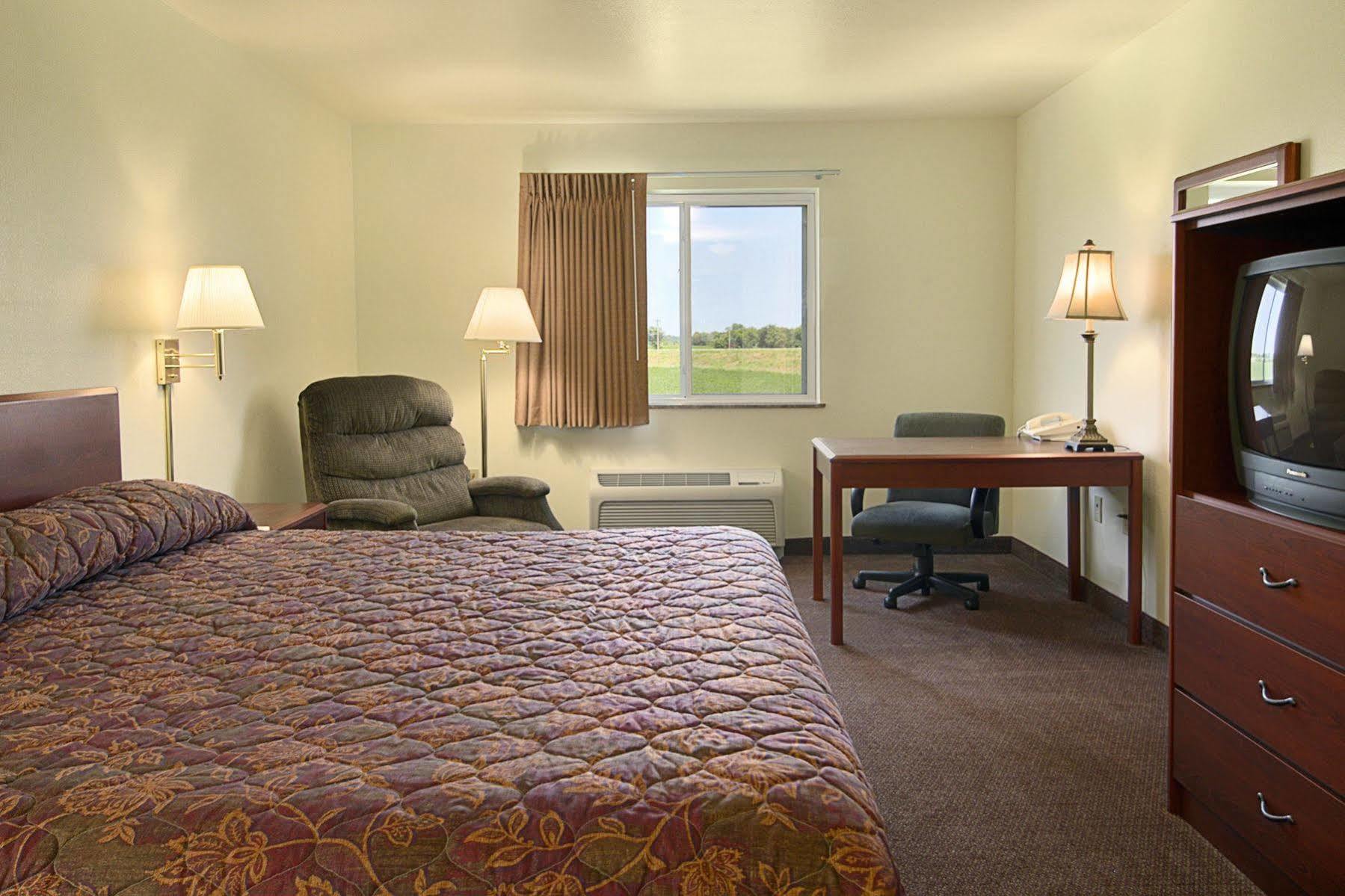 Super 8 By Wyndham Iola Ks Hotel Exterior foto