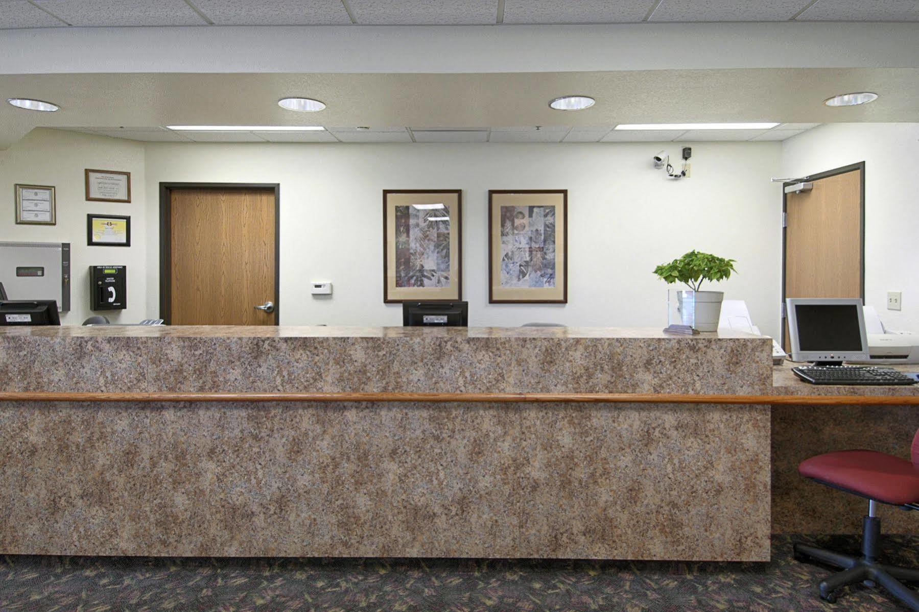 Super 8 By Wyndham Iola Ks Hotel Exterior foto