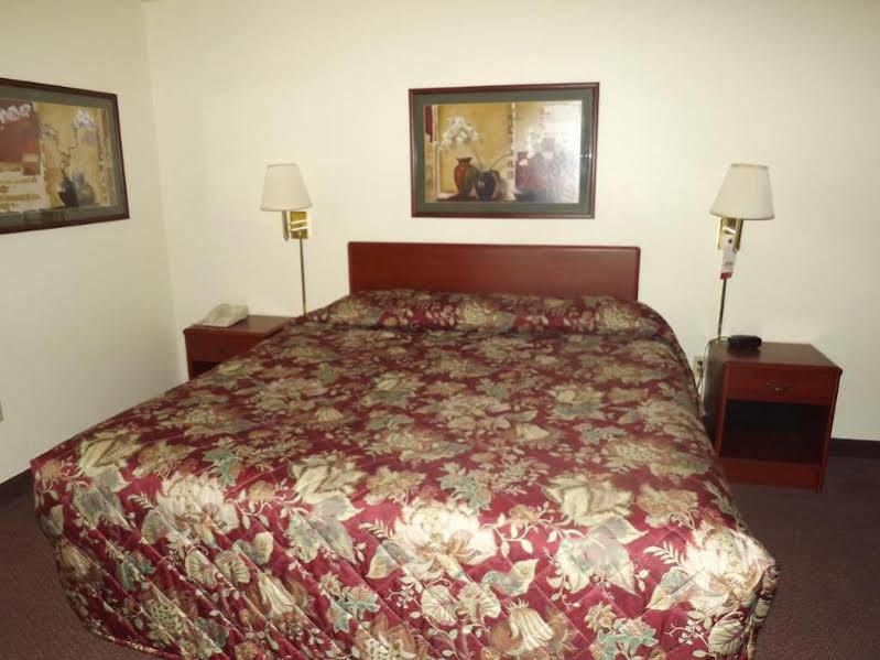 Super 8 By Wyndham Iola Ks Hotel Exterior foto